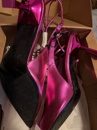 Se vende zapatos de tacon medio de zara 
