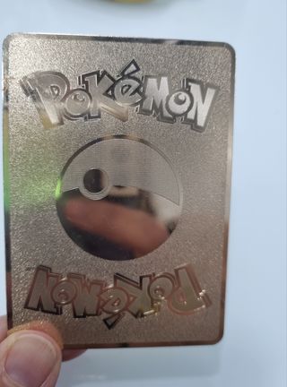 Carta metálica dorada Pokemon Pikachu