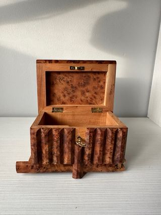 Caja fuerte de madera con trampa