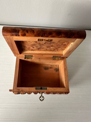 Caja fuerte de madera con trampa