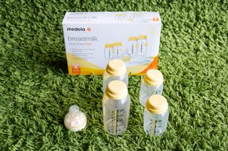 Extractor sacaleches Medela Swing con biberones
