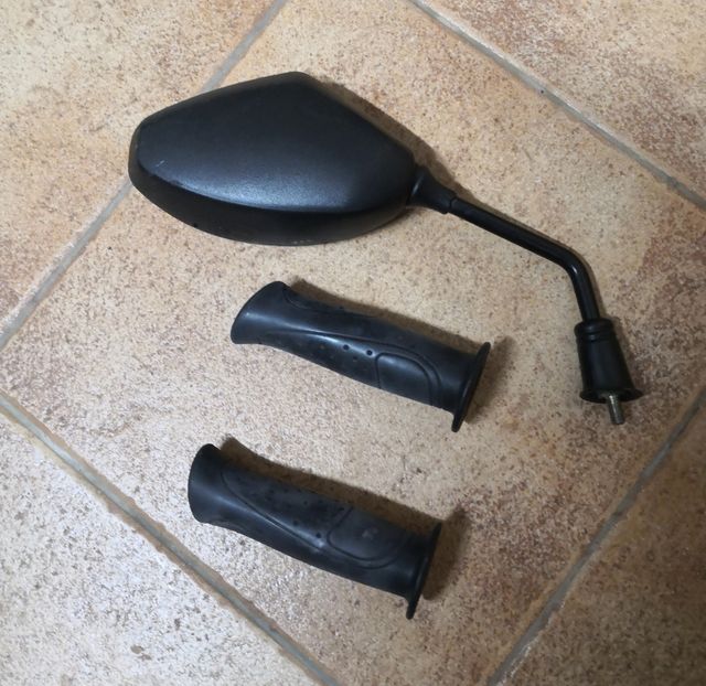 Recambio de espejo y empuñaduras moto