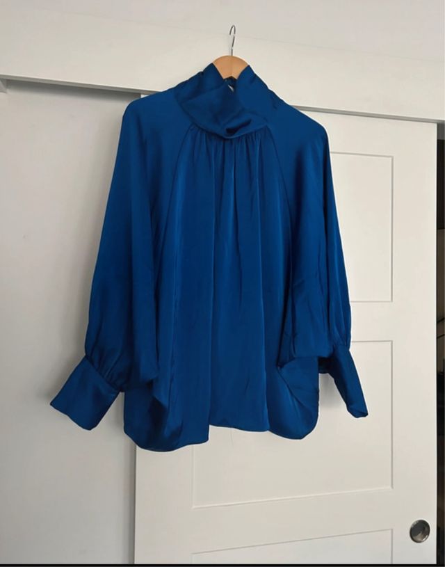 Blusa de vestir. mangas murcielago. Zara