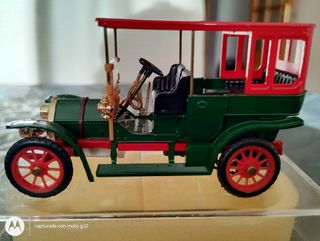 COCHE DE MADERA MARCA FIAT.