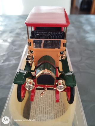 COCHE DE MADERA MARCA FIAT.