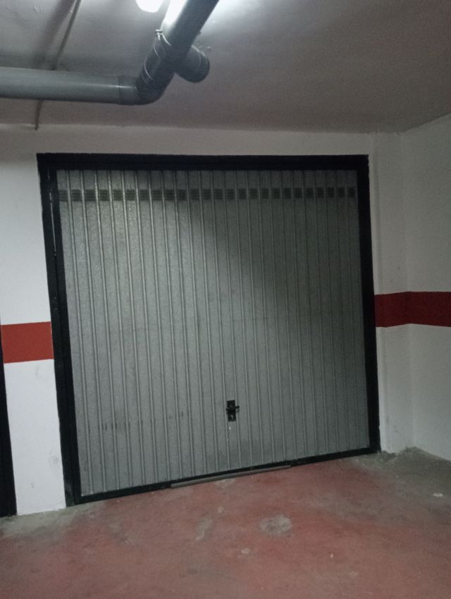 Cochera Cerrada con Luz. Precio algo negociable.