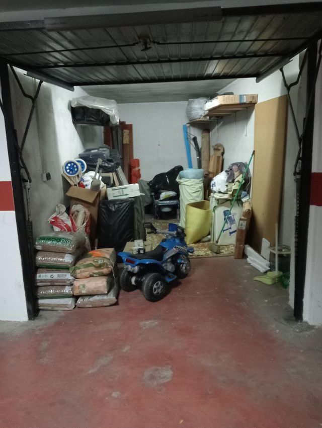 Cochera Cerrada con Luz. Precio algo negociable.