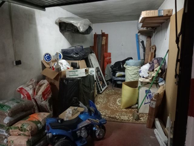 Cochera Cerrada con Luz. Precio algo negociable.