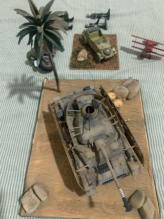 Tanque, vehículos y figuras militares