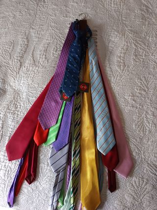 Corbatas más percha