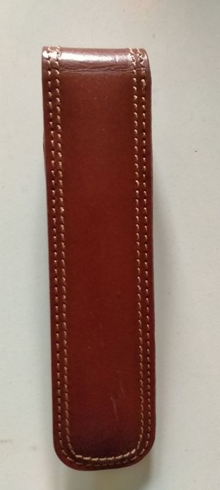 Porta bolígrafos de cuero hecho a mano