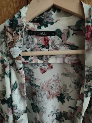Sobrecamisa de flores. Ada Gatti