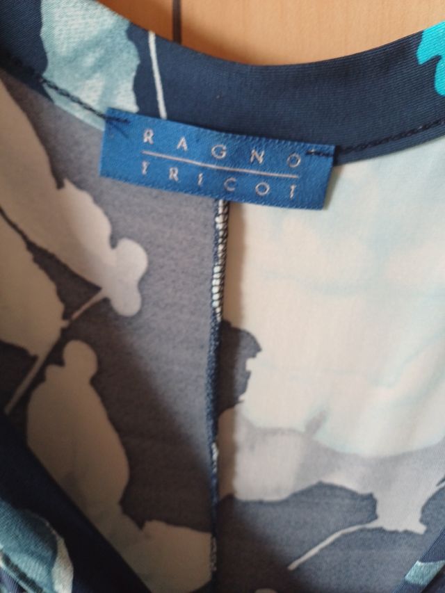 Vestito fondo blu con fiori..