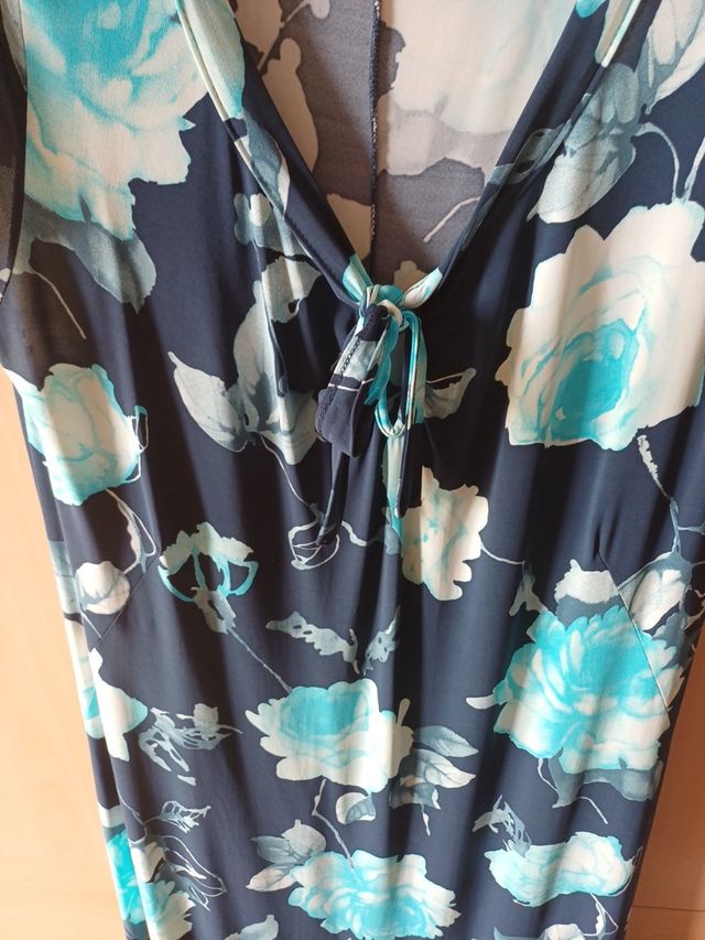 Vestito fondo blu con fiori..