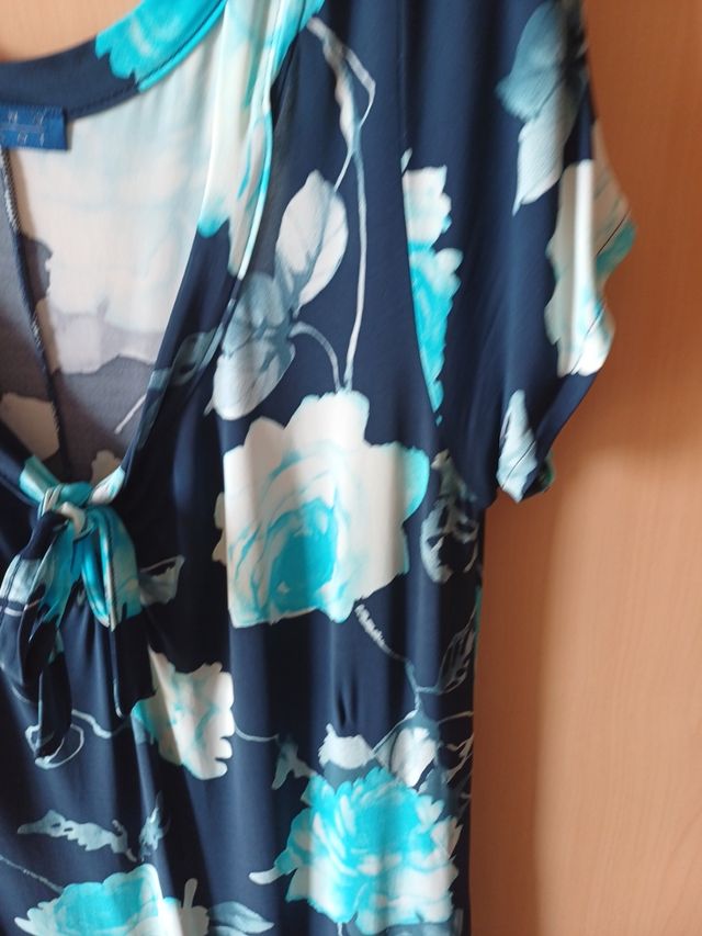 Vestito fondo blu con fiori..