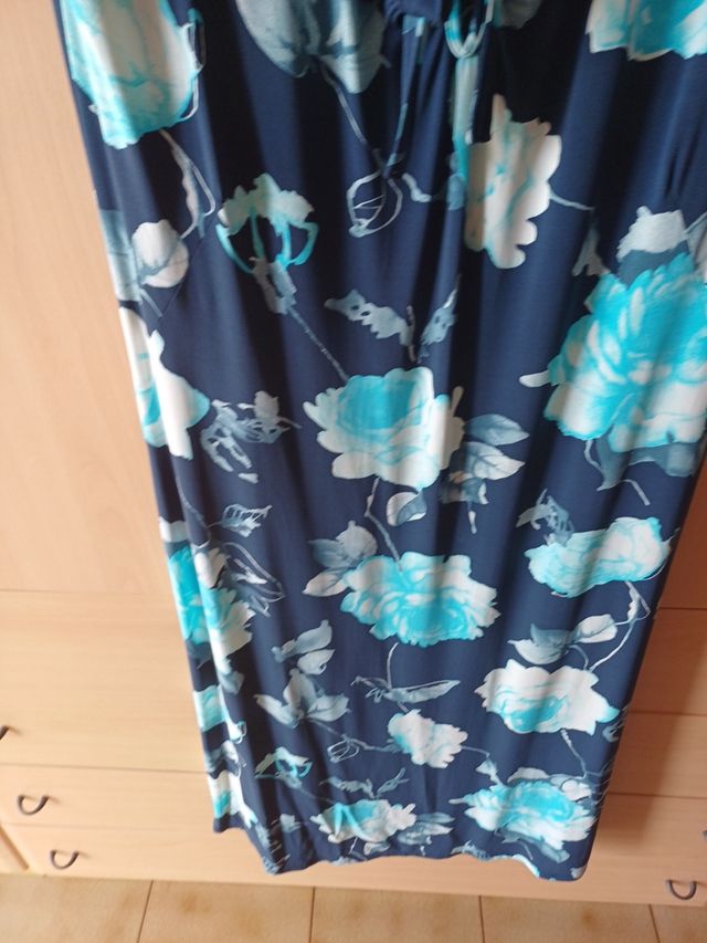 Vestito fondo blu con fiori..