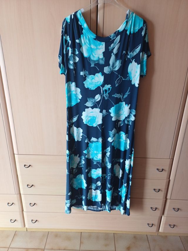 Vestito fondo blu con fiori..