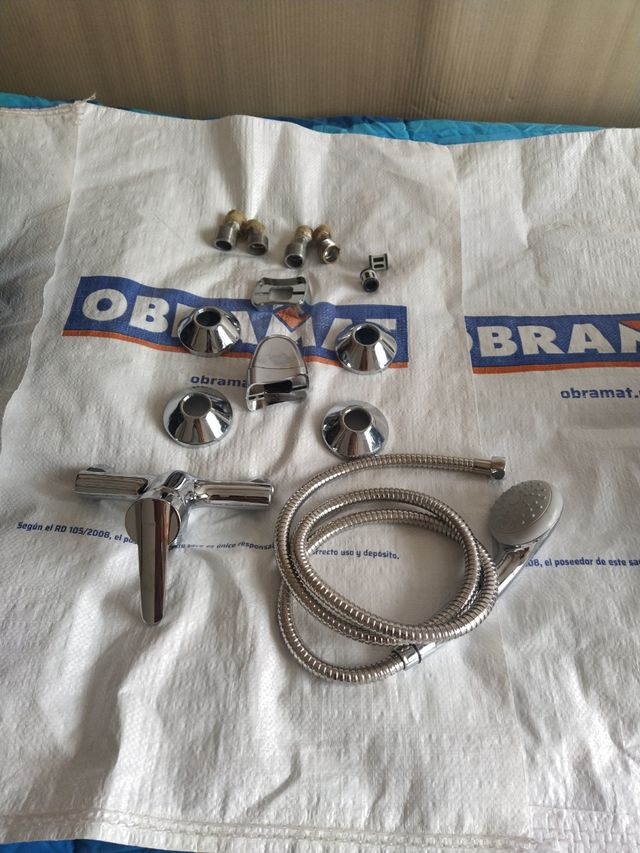 Grifo de ducha nuevo y accesorios