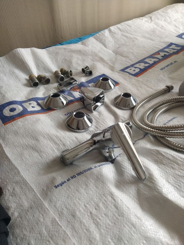 Grifo de ducha nuevo y accesorios