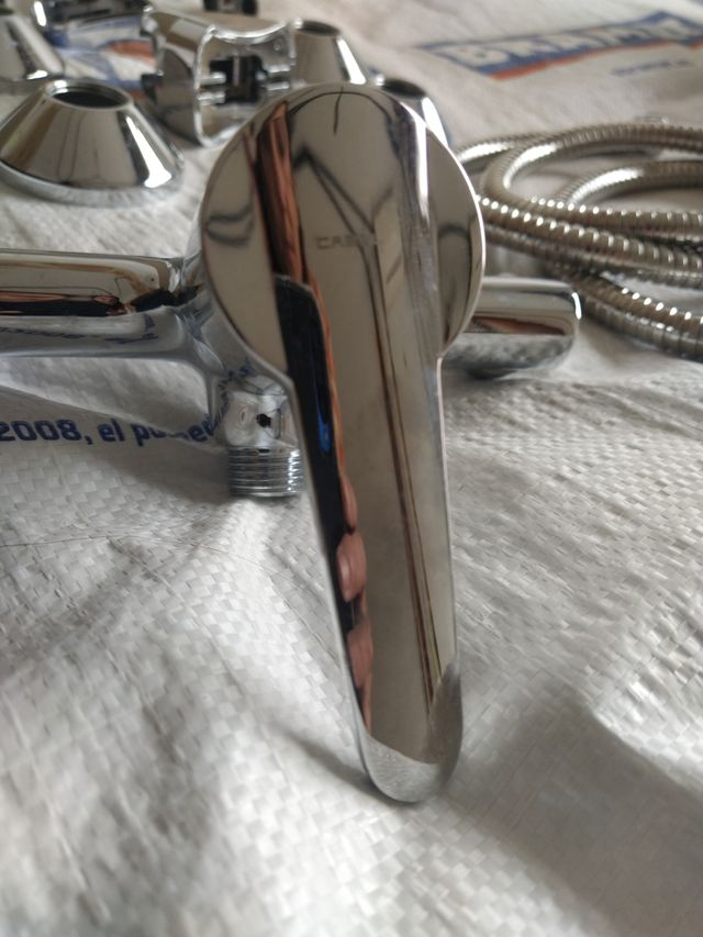 Grifo de ducha nuevo y accesorios