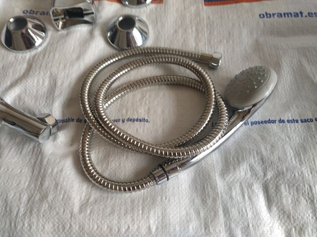 Grifo de ducha nuevo y accesorios