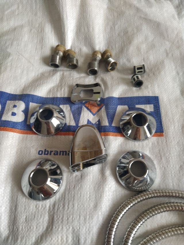 Grifo de ducha nuevo y accesorios