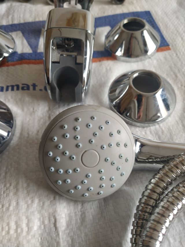 Grifo de ducha nuevo y accesorios
