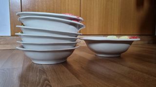 Conjunto de sopera y 6 platos hondos de porcelana