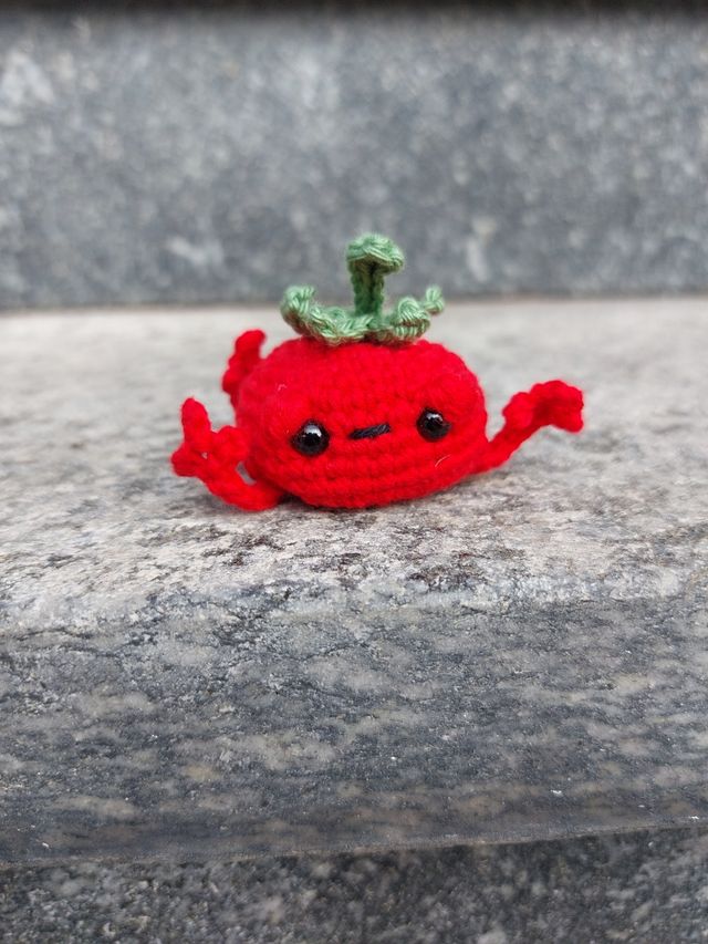 Piccola rana pomodoro amigurumi