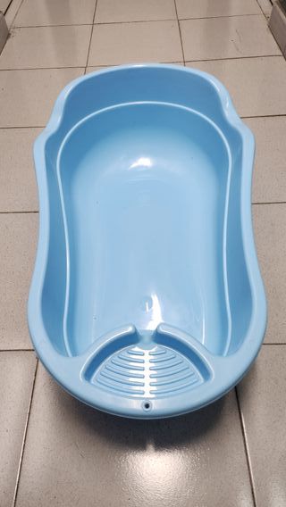 Trona y bañera para bebés.