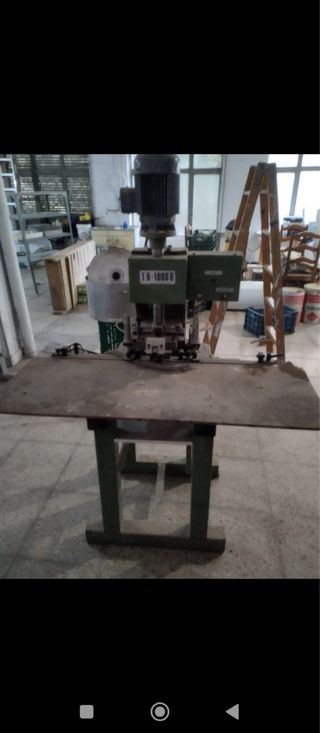 Maquina abisagradora