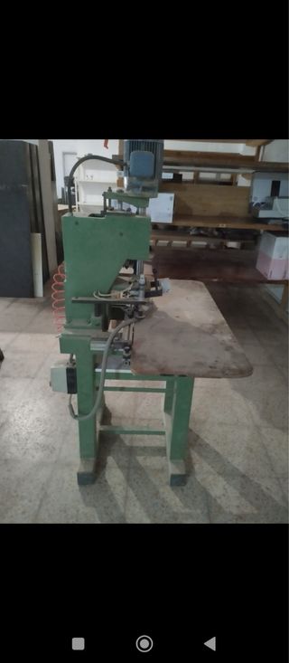 Maquina abisagradora