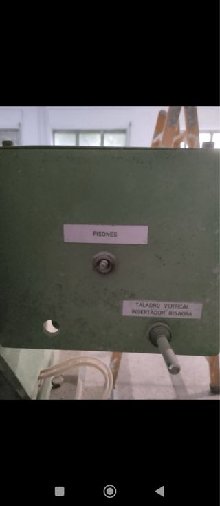 Maquina abisagradora