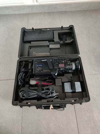 Videocámara Sony V90 y maletín de transporte.