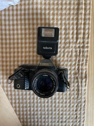 Canon T70 con objetivos y flashes