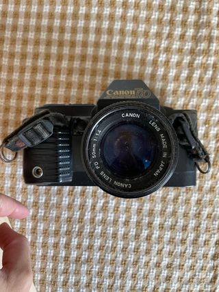 Canon T70 con objetivos y flashes