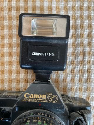 Canon T70 con objetivos y flashes