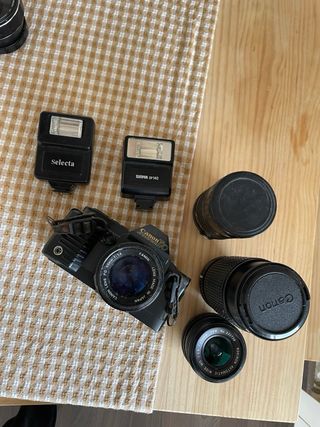 Canon T70 con objetivos y flashes