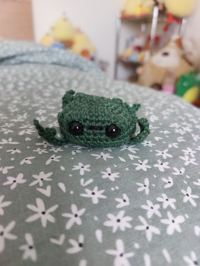 Piccola rana cetriolo amigurumi