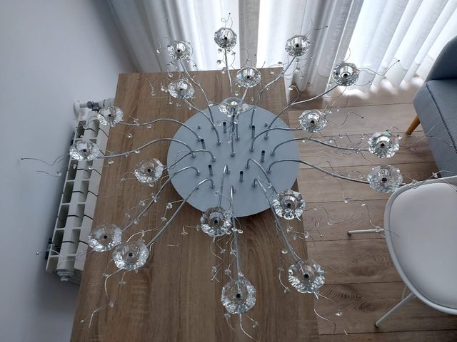 Lámpara de techo de cristal y acero.