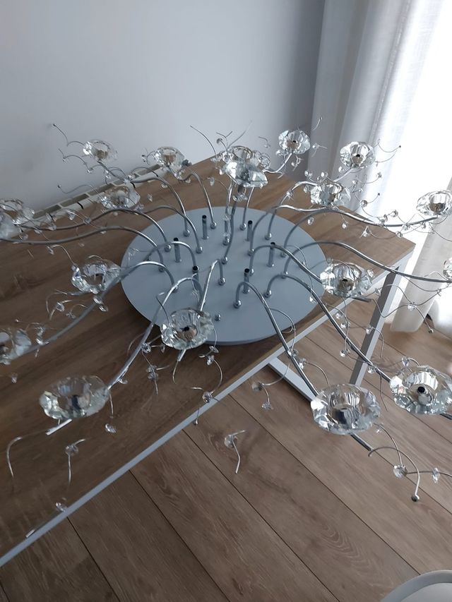 Lámpara de techo de cristal y acero.