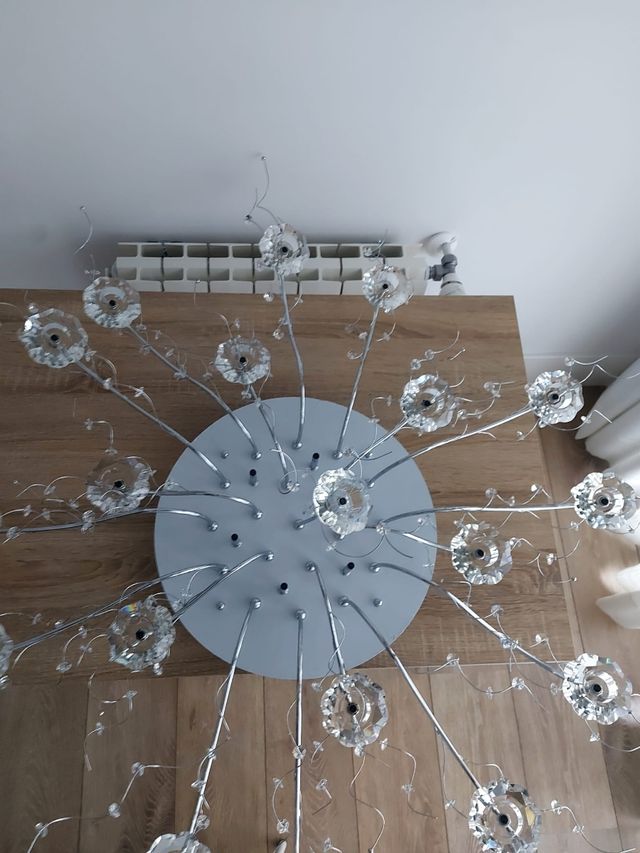 Lámpara de techo de cristal y acero.