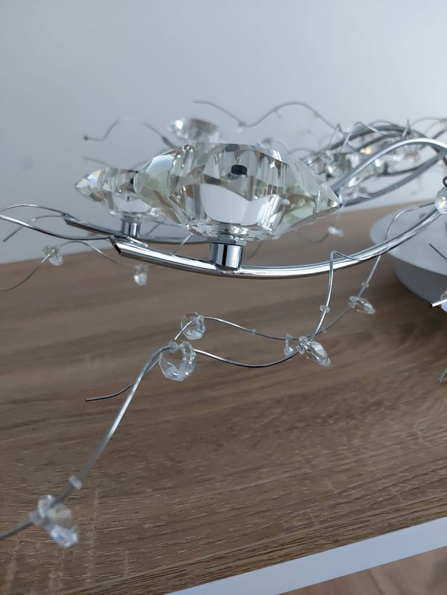 Lámpara de techo de cristal y acero.