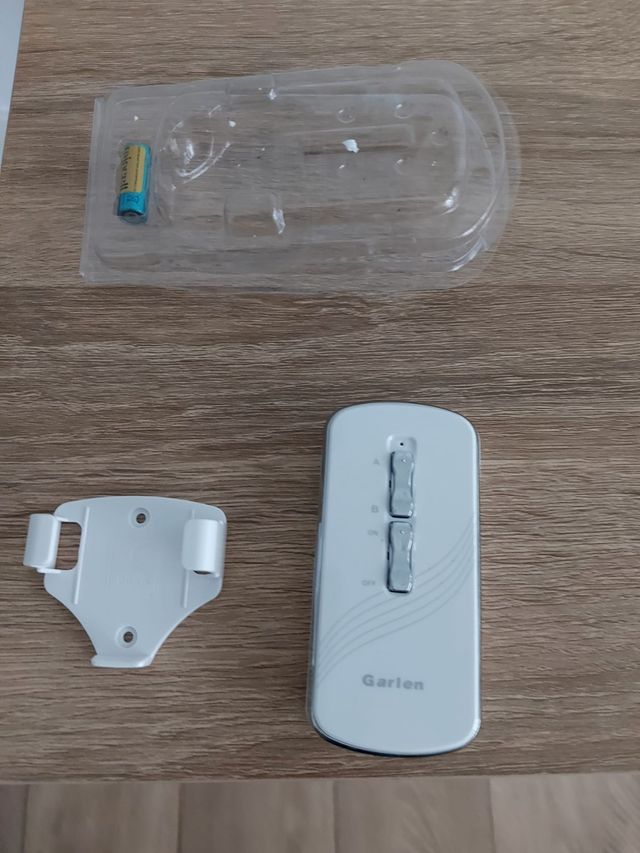 Lámpara de techo de cristal y acero.