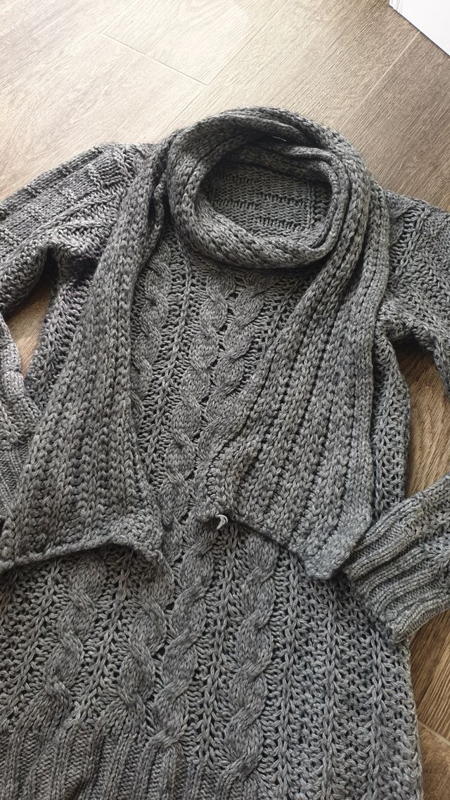 Abito maglione con sciarpa