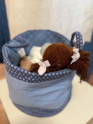Cubre canapé, juguetera y percha de Laura Ashley 