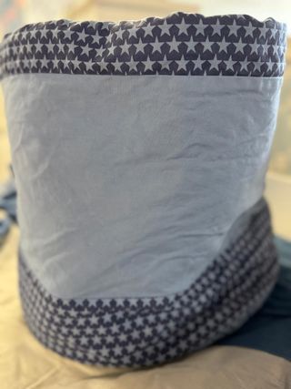 Cubre canapé, juguetera y percha de Laura Ashley