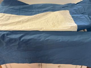 Cubre canapé, juguetera y percha de Laura Ashley