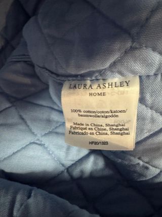 Cubre canapé, juguetera y percha de Laura Ashley