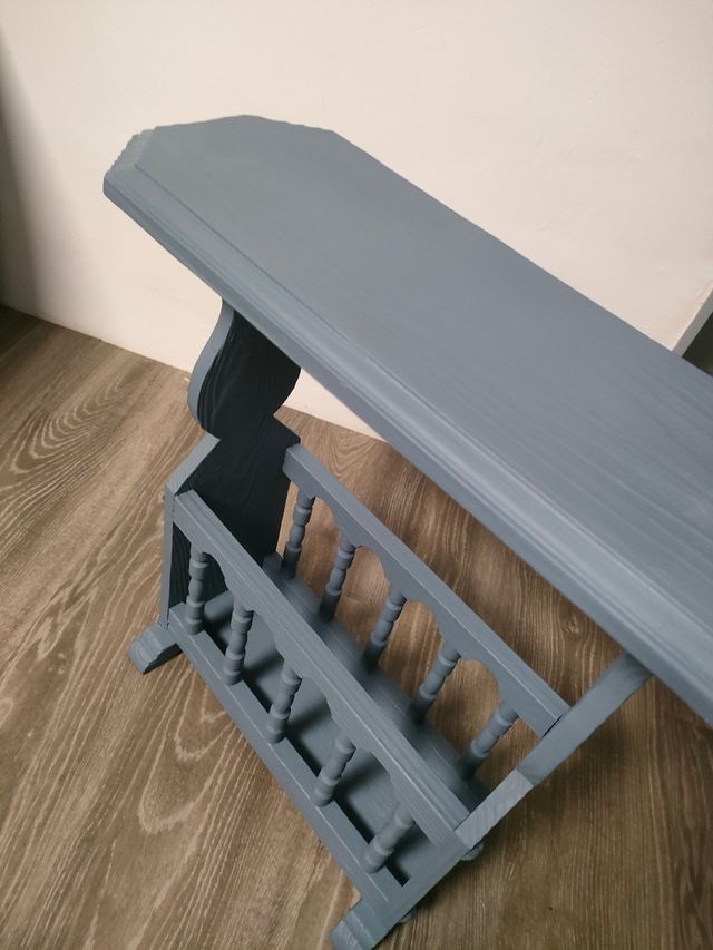 ANTIGUO REVISTERO CON REPISA RESTAURADO